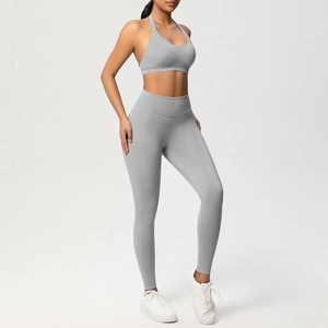 Dettaglio del set yoga grigio senza cuciture con reggiseno sportivo e leggings fitness