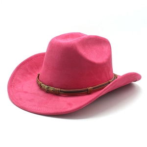 Dettaglio cappello cowboy rosa con texture scamosciata e fibbia in metallo stile vintage