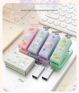 Set mini cucitrice a cartone animato in quattro colori pastello con motivi in colla cristallina