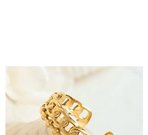 Détail montrant la texture complexe des maillons de chaîne dorés sur cette bague