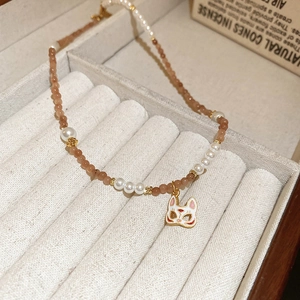 Détail d'un collier ras du cou avec pendentif masque de renard japonais en coffret