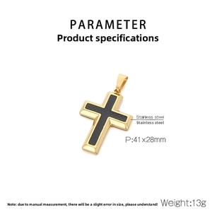 Détail du pendentif croix plaqué or 18k avec fibre de carbone noire et dimensions
