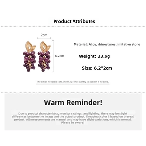 Vue détaillée des boucles d'oreilles grappes violettes avec dimensions précises