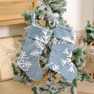 Zweier-Set hellblaue Plüsch-Weihnachtssocken mit weißen Schneeflocken am Weihnachtsbaum