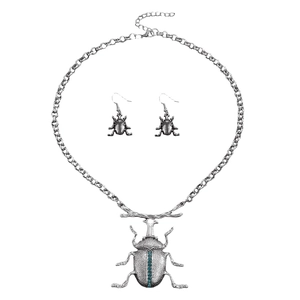 Dettaglio del set di gioielli vintage a scarabeo con strass blu e finitura argento antico