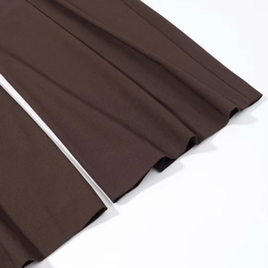 Pantalon large marron café avec drapé élégant et finitions d'ourlet soignées