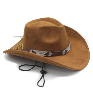 Detailansicht brauner Cowboyhut aus Wildleder mit Nietenband und verstellbarem Band
