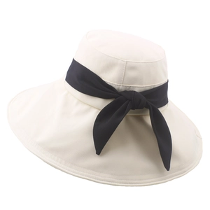Dettaglio del cappello da sole a tesa larga con elegante nastro nero decorativo