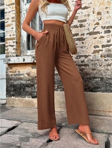 Détail du pantalon large marron à taille haute avec cordon de serrage et poche boutonnée