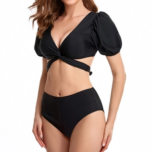 Bikini nero a vita alta con top a nodo con scollo a V e maniche a sbuffo su sfondo bianco