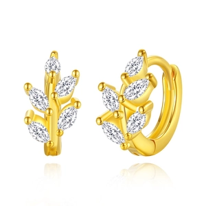 Élégantes boucles d'oreilles feuilles dorées avec zircons blancs sur fond blanc épuré