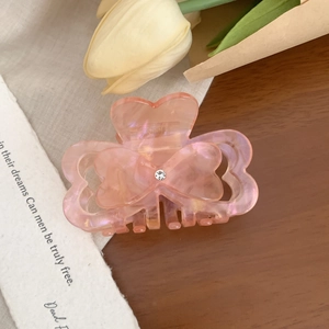 Haarklammer aus Acetat in Herzform in Rosa mit Marmorstruktur und kleinem Strassstein