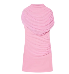Detail eines rosa ärmellosen Minikleids mit Rüschen und seitlicher Raffung am Saum