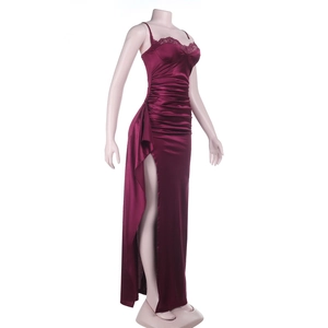 Détail de robe de soirée en satin bordeaux avec dentelle et fente latérale haute
