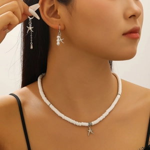 Ethno-Schmuckset mit Seestern-Anhängern, weißer Perlenkette und asymmetrischen Ohrringen