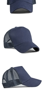 Vistas desde tres ángulos de gorra trucker azul oscuro con malla transpirable