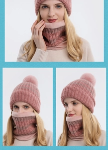 Dettaglio di set cappello e sciarpa in maglia rosa e grigia con pompon in ecopelliccia