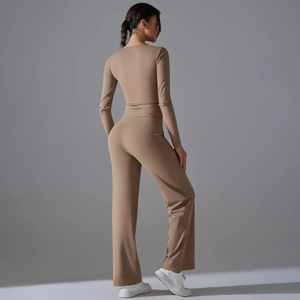Vue arrière d'un ensemble de yoga avec haut à manches longues et pantalon large en tricot
