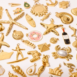 Set aus goldenen Titanstahl-Anhängern mit Seestern- und Muschelmotive für DIY-Schmuck