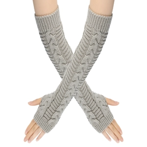 Détail de gants longs sans doigts en maille torsadée gris clair pour l'hiver