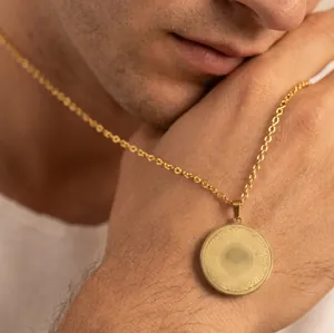 Collier à pendentif pièce ronde dorée avec gravure de tournesol pour femme