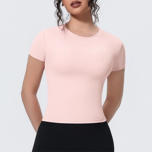 Détail du t-shirt de yoga rose ajusté montrant le tissu respirant et le col rond