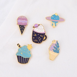 Broches en émail en forme de glace avec motifs galaxie sur fond en tricot blanc