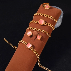 Détail d'un ensemble bijoux œil de chat rose avec chaînes dorées et bague réglable