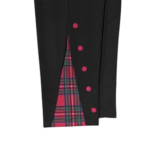Détail de la fente latérale sur pantalon noir avec tartan rouge et cinq boutons magenta