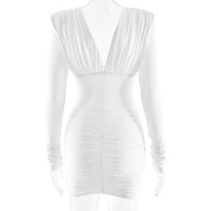 Détails d'une mini robe blanche à décolleté plongeant avec plis et design moulant sexy