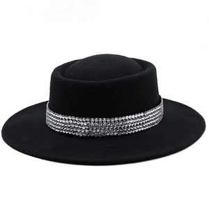 Dettaglio cappello in feltro di lana nera con una fascia decorata da quattro file di strass