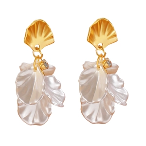 Détails de boucles d'oreilles pétales blancs avec clous en forme de coquille dorée