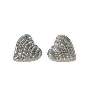 Boucles d'oreilles cœur en acier inoxydable argenté avec une texture côtelée en spirale