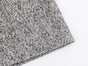 Gros plan sur un tissu haut de gamme en tweed à chevrons mélangé laine noir et blanc