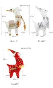 Drie pluche kerstalpaca's met feestelijke mutsen en sjaals, detail van diverse designs