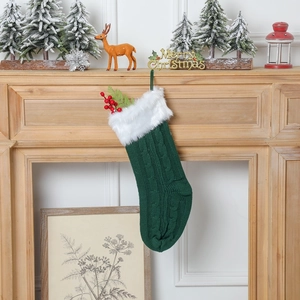 Détail d'une chaussette de Noël en tricot torsadé avec revers en fausse fourrure blanche