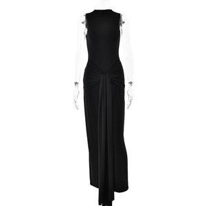 Robe longue moulante sans manches noire élégante avec un détail de nœud à la taille unique