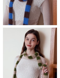 Detailansicht flauschig gestreifter Strickschals in Blau-Braun und Grün-Beige