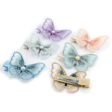 Vue détaillée de six barrettes papillon en dentelle colorée avec perles et épingles dorées