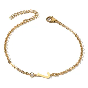Detail des 18K vergoldeten Armbands mit Buchstabe J und verstellbarer Verlängerung