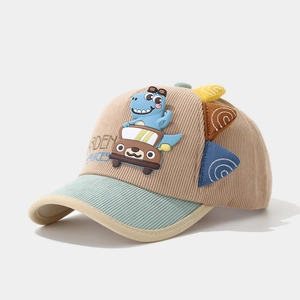 Dettaglio cappello in velluto a coste per bambini con dinosauro e inserti in tessuto colorati
