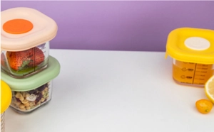 Macro shot of 200ml glass baby food container with measurement scales and silicone lid