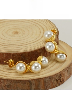 Detail of 18K gold plated stainless steel earrings featuring three aligned white pearls