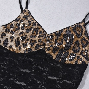 Gros plan sur le tissu léopard à paillettes et bordure en dentelle florale noire