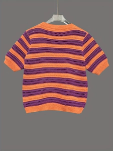 Dettaglio della trama in maglia pointelle e del motivo a righe arancioni e viola