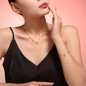 Gold plated stainless steel jewelry set with green beads and scallop shell pendant