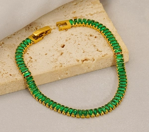 Detail eines 18K vergoldeten Tennisarmbands mit smaragdgrünen Zirkonia-Steinen
