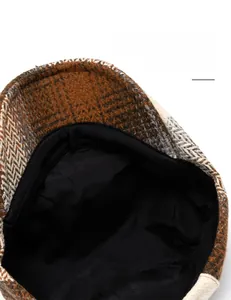 Détail du bandeau en coton et du tissu en laine à carreaux de la casquette plate