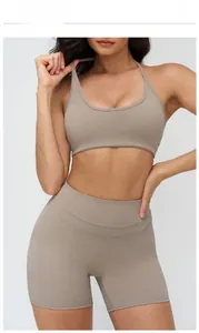 Détail de l'ensemble de yoga taupe montrant la brassière et le short de cyclisme