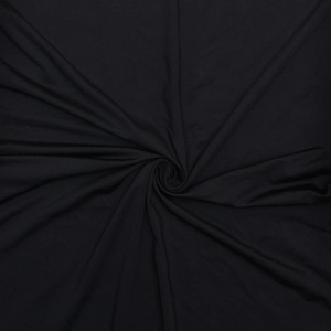 Vue macro d'un tissu noir avec des plis froncés et un éclat satiné très doux